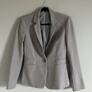 Size 4 Express Women’s suit jacket.  Fully lined. Good used condition.